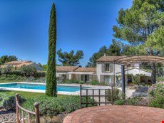 Photo of Elegant Villa in Provence Near Eygalières with Pool and Lush Gardens

