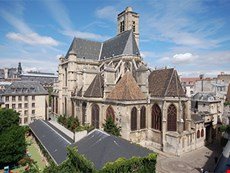 Photo of Bright Studio Apartment Overlooking the Seine